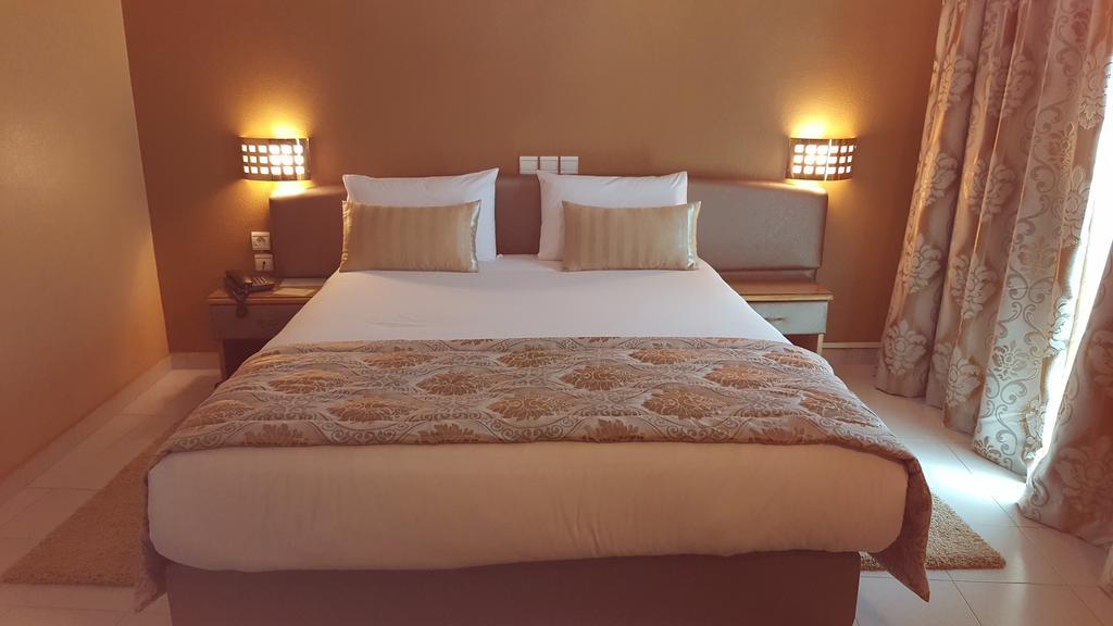 Rania Belmadina Hotel Casablanca Bagian luar foto