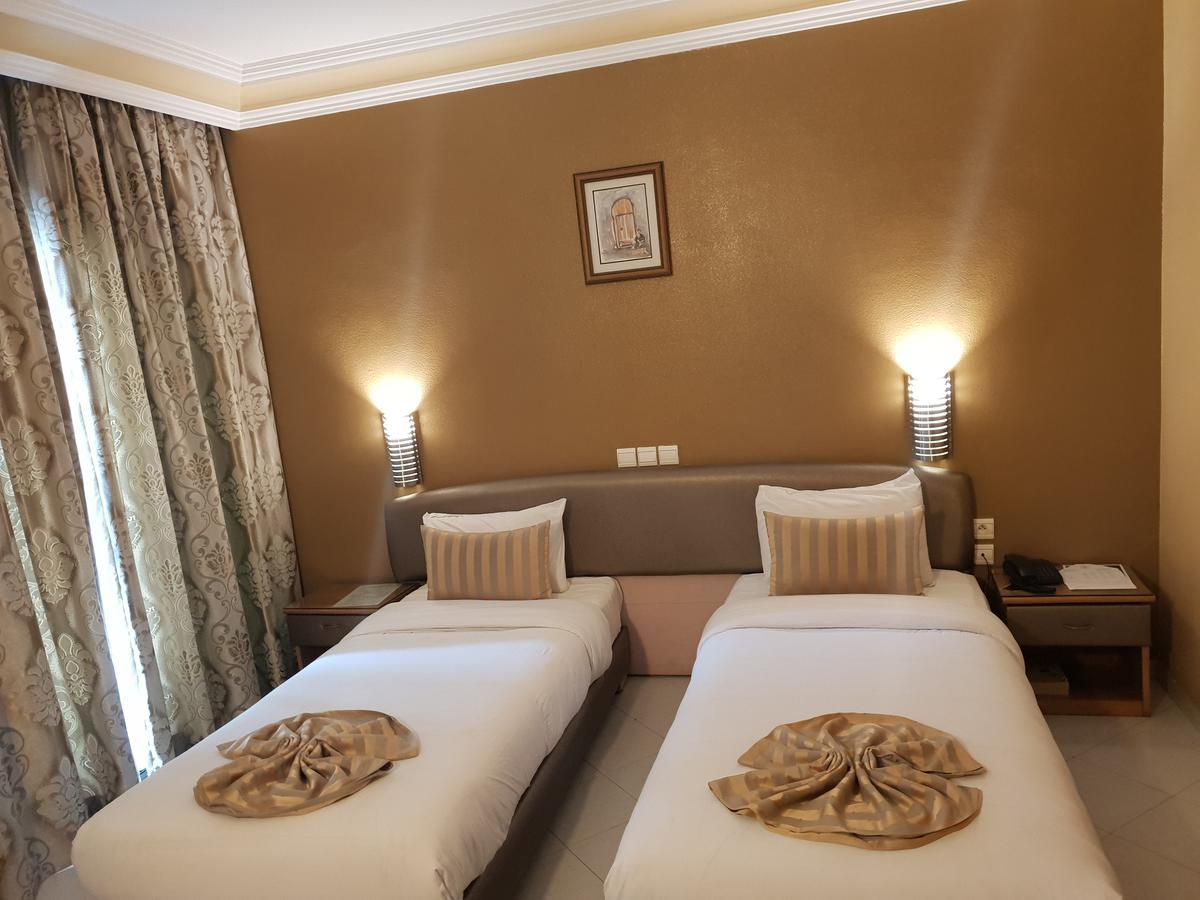 Rania Belmadina Hotel Casablanca Bagian luar foto